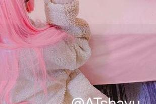 下载这张AT鲨的反差巫女写真，保证让你惊掉下巴。