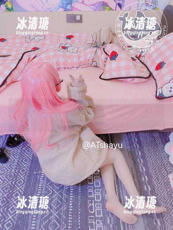 下载这张AT鲨的反差巫女写真，保证让你惊掉下巴。