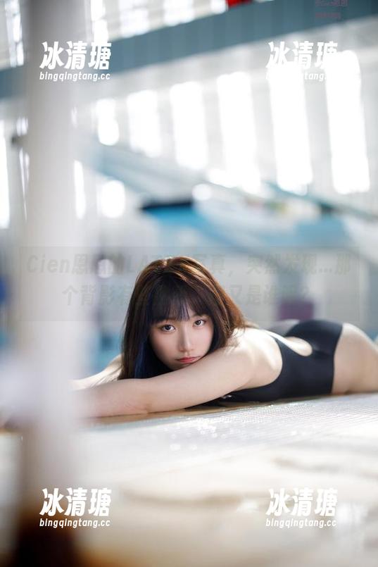 Cien恩恩 Cien恩恩的LATEX写真,突然发现...那个背影有些熟悉,但又是谁呢?