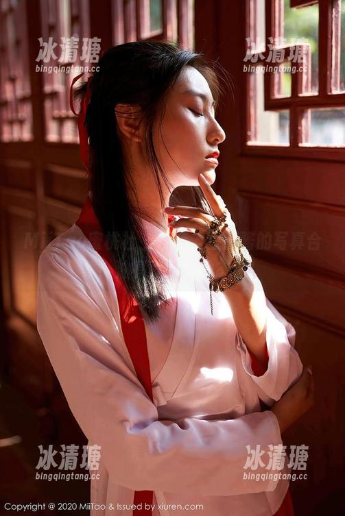 MiiTao蜜桃社-豆瓣酱 MiiTao蜜桃社 - 没错,豆瓣酱的写真合集:油亮就是一种态度!