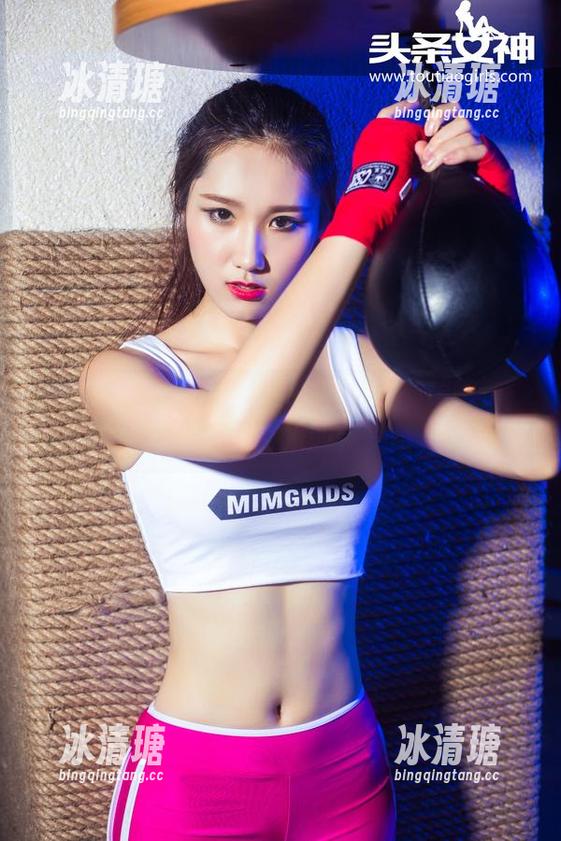 TouTiao头条女神-信悦儿 TouTiao头条女神 - 信悦儿的御姐图包:妩媚与强势交织的完美结合