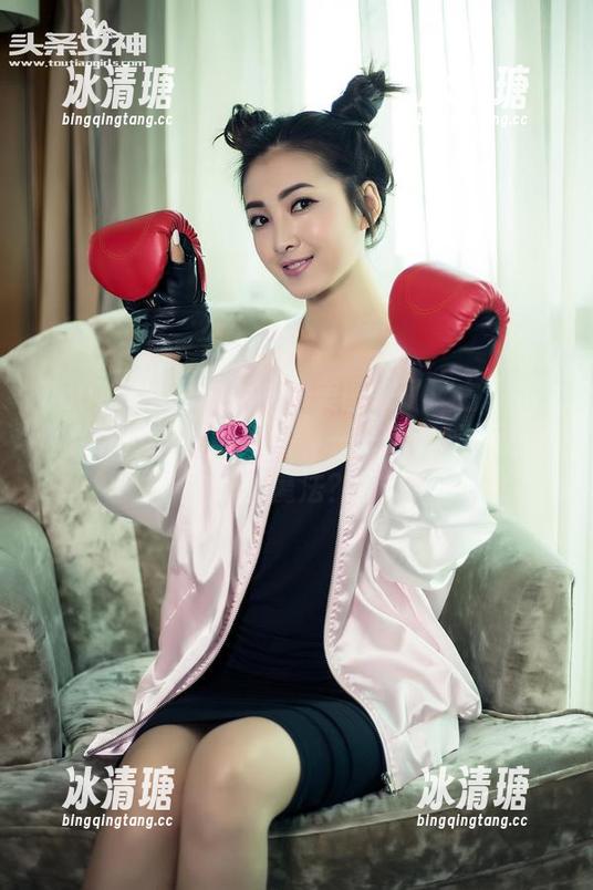 TouTiao头条女神-古丽苏·阿依木 TouTiao头条女神 - 美图来了!古丽苏·阿依木的“暗黑特调”——这是拍照还是搞魔法?