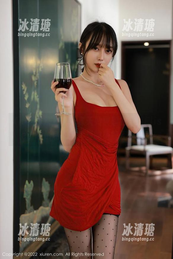 Xiuren秀人网-Elise谭晓彤 Xiuren秀人网 - 夏天如展翅的鸟,Elise谭晓彤私拍图片里的翅膀轻轻扑动
