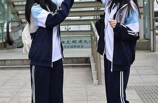 Xiuren秀人网 – 又是一个夏日的泳池时光，加朵babe的原图让人想立马报上泳衣跳进去！