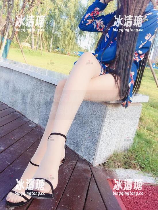 丝月神 微密圈 - 侧开的高跟鞋和黑丝交织:丝月神的免费图集供你欣赏!