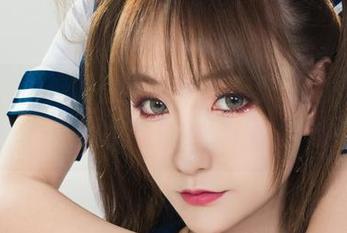 丽柜 – 小爽的黑白写真，有时让我觉得像是一场视觉上的冷战，愉悦与对峙并存。