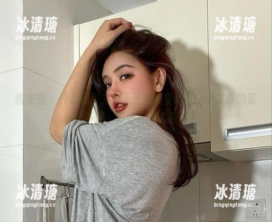 于芷晴 微密圈 - 什么是引力?无圣光的空间里,于芷晴的紫色比基尼,似乎在默认着什么。