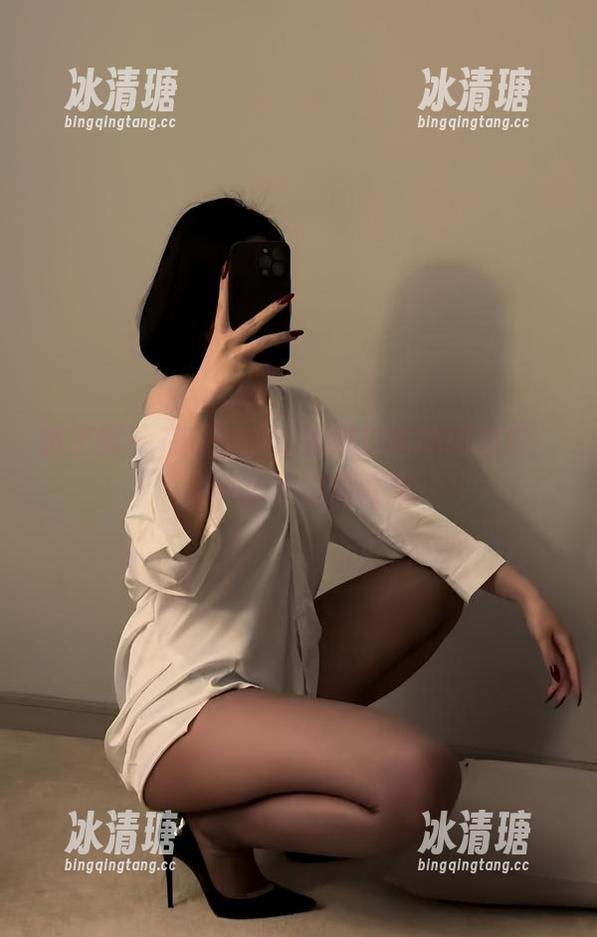 保守的二舅妈 微密圈 - 在保守的二舅妈黑丝的图包中,有种说不出的诱惑