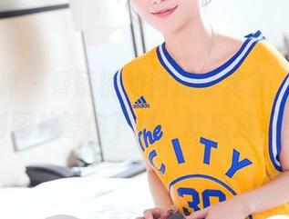 头条女神 – 看蔡楠如何招呼宾客，皇家派对图片等你下载，欢乐成双！