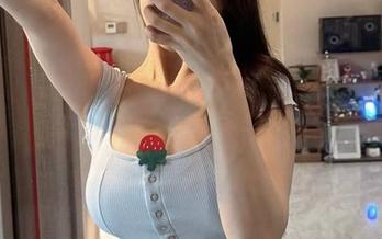 微密圈 – 小玉吃果冻的私拍对决：足球宝贝的写真冒险之旅！