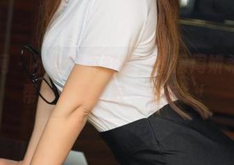 尤果网 – 不怕你不好意，高清周妍希图包帮你亲密接触“女友”！