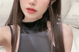 布丁大法的旗袍cos，图片中的透视角度让我忍不住想要再看一眼，居然会有这样的效果？