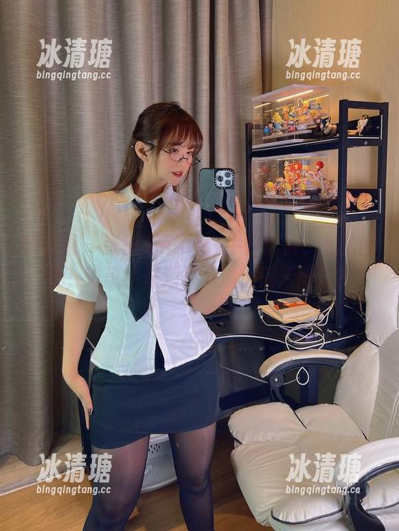 张思允nice 微密圈 - 张思允nice:牛仔短裤,私拍图集,谁说牛仔短裤只适合周末闲逛?