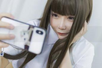 高清写真里，秘书可真绽放不同光彩，抱走莫子aa再发力！