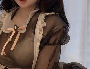这图，是依酱吖在岩边偷喝啤酒的原图？哈，等下，那是谁在飞？