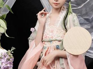 从爆机少女喵小吉的镜头看圣诞，准备好下载炫酷美图吧！