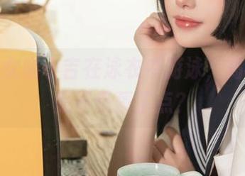 爆机少女喵小吉在泳衣中游泳，高清原图是不是蔫了点？