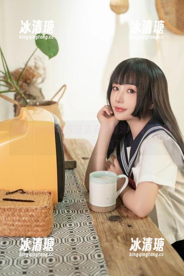 爆机少女喵小吉在泳衣中游泳，高清原图是不是蔫了点？
