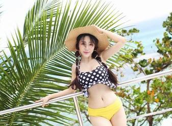 爱蜜社 – 九尾Ivy红裙写真更新，我怎么觉得像是在翻旧账？