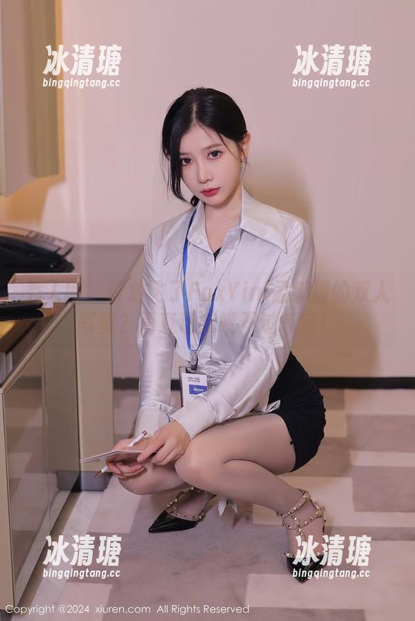 秀人网-FoxYini孟狐狸 秀人网 - 谁放飞了FoxYini孟狐狸的双人写真?简直让我喘不过气来!