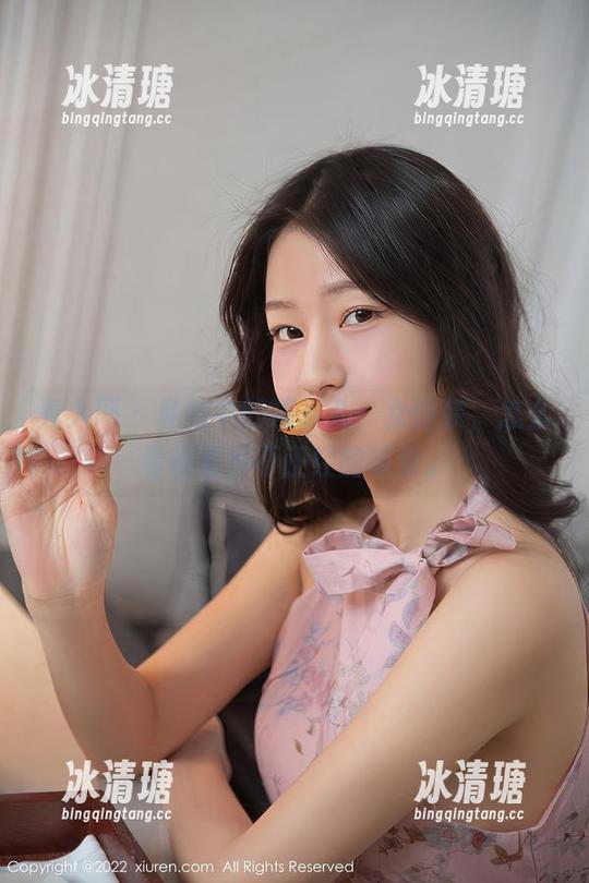 秀人网-凌希儿 秀人网 - 私拍中的凌希儿:女仆装,怎么看都有种不正经的吸引。