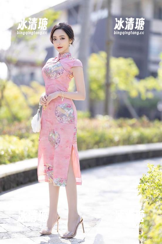 秀人网-奈奈Fox 秀人网 - 奈奈Fox的护士写真集:原图里却有种说不出的温柔
