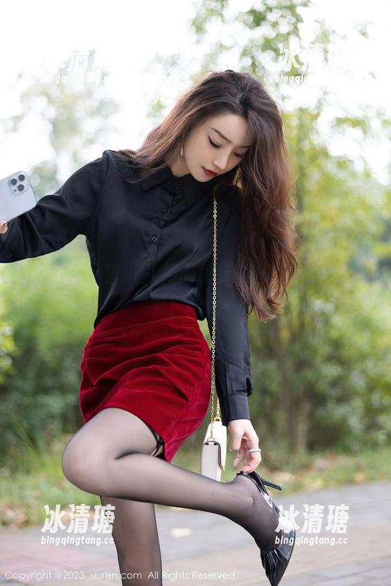 秀人网-小九月 秀人网 - 当小九月的最新美图遇上完美美脚,绝配啊