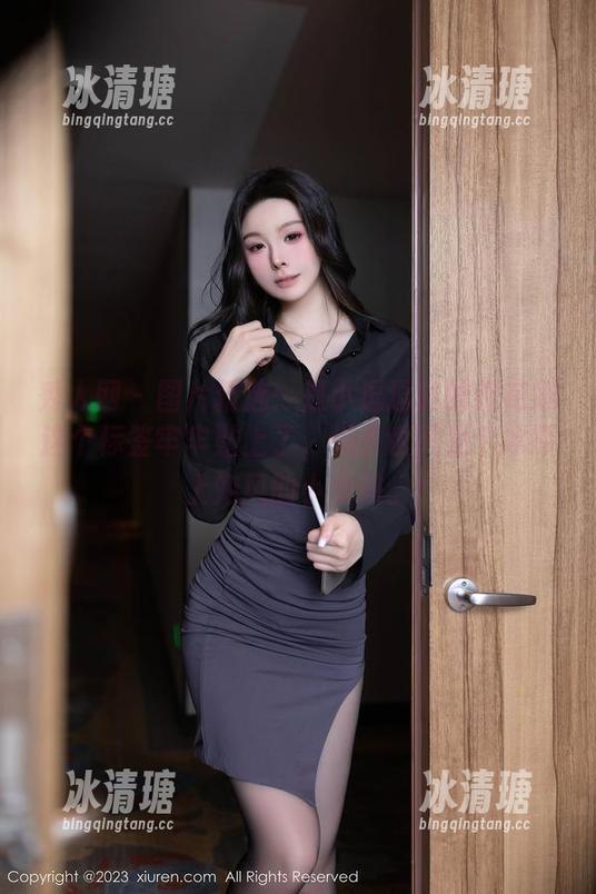 秀人网-是小逗逗 秀人网 - 图片精选:是小逗逗真的把花嫁这个标签牢牢贴上了,似乎也只是个冰原上兜风的小女孩。