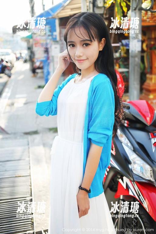 美媛馆-唐琪儿il 美媛馆 - 唐琪儿il的私拍短裙有那么魔力么?看得我脑袋都发热了。
