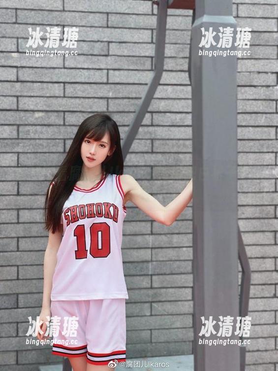 腐团儿Ikaros 在线!看腐团儿Ikaros如何把白裙子穿出趣味性!