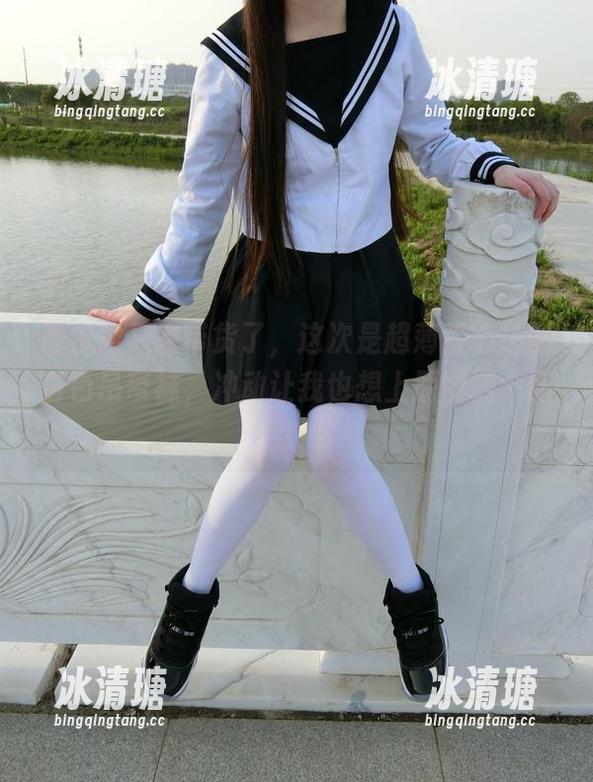 西尔酱 西尔酱又来带货了,这次是超薄背心搭配白色吊带袜,冲动让我也想上原图搞个同款!