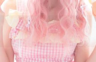 当衬衫邂逅牛仔裙——西瓜少女写真间的小心机与小乐趣