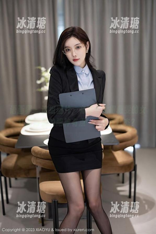 语画界-雅雯 语画界 - 这组图片,有没有觉得雅雯的女仆装扮里的眼神有点……不在状态?