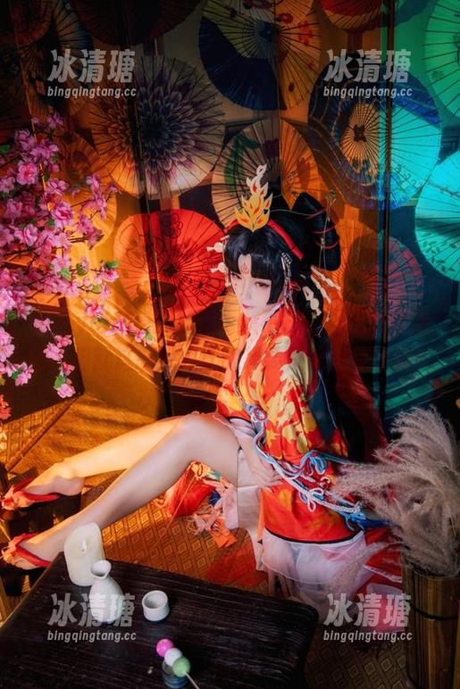 金鱼yui 金鱼yui变身御姐cos:不知道她怎么做到的,但就这怒斥力让我想要快速按停止键!