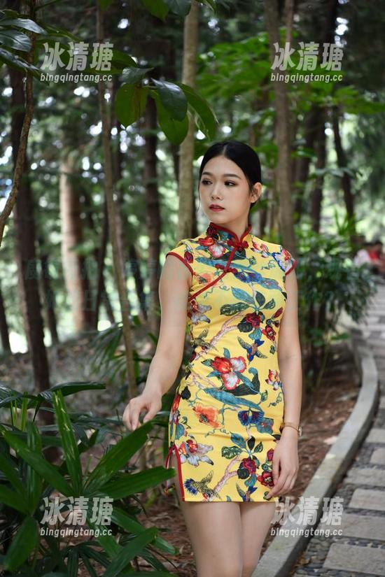 魔镜街拍-婷婷 魔镜街拍 - 婷婷的办公室黑丝巡游,观看她的日常合集,谁说不能美丽工作?
